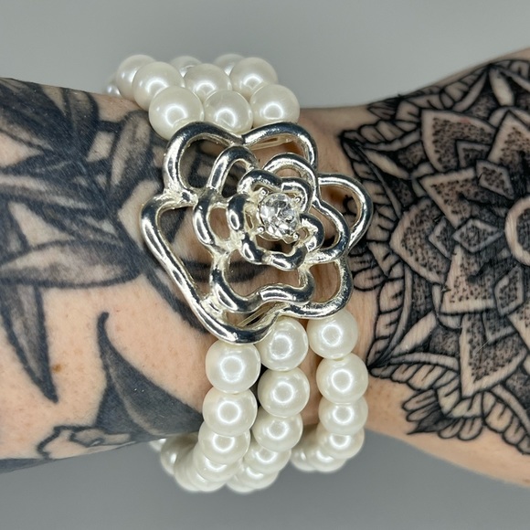 Faux pearl bracelet - Picture 2 of 4